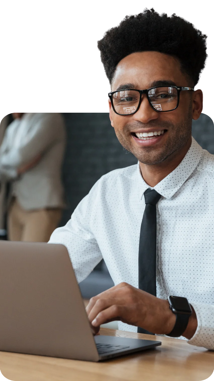 Orçamento Cipa cloud - Imagem de um homem mexendo em um notebook simbolizando a equipe que faz o orçamento da Cipa Cloud.