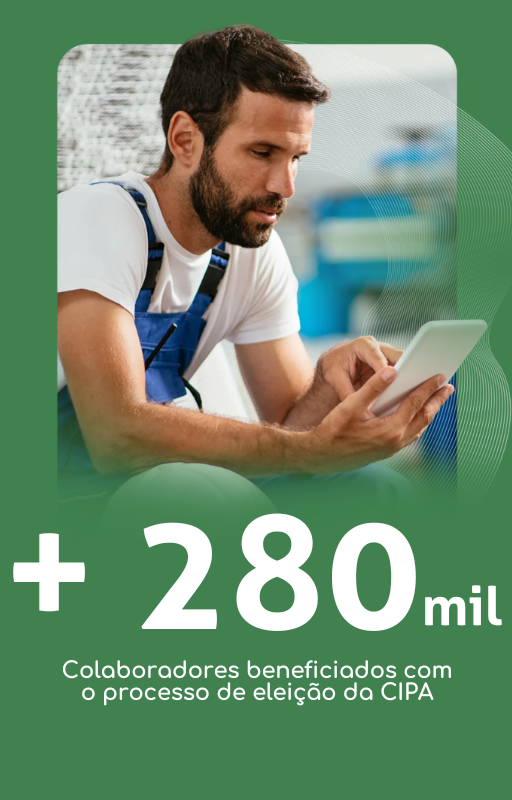 Colaboradores beneficiados - Mostra um homem sentado utilizando um celular, destacando a flexibilidade da plataforma Cipa Cloud para ser usada em dispositivos diversos, com o número de colaboradores que já foram beneficiados com o processo de eleição da Cipa Cloud.