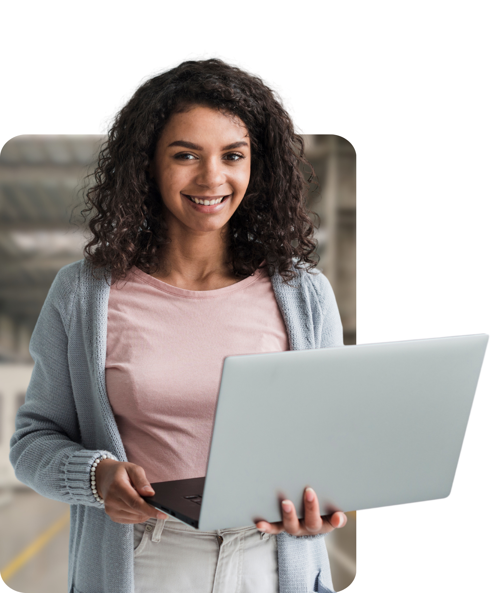 Segurança dos dados - Mostra uma mulher utilizando um laptop, destacando a flexibilidade da plataforma Cipa Cloud para ser usada em dispositivos diversos.